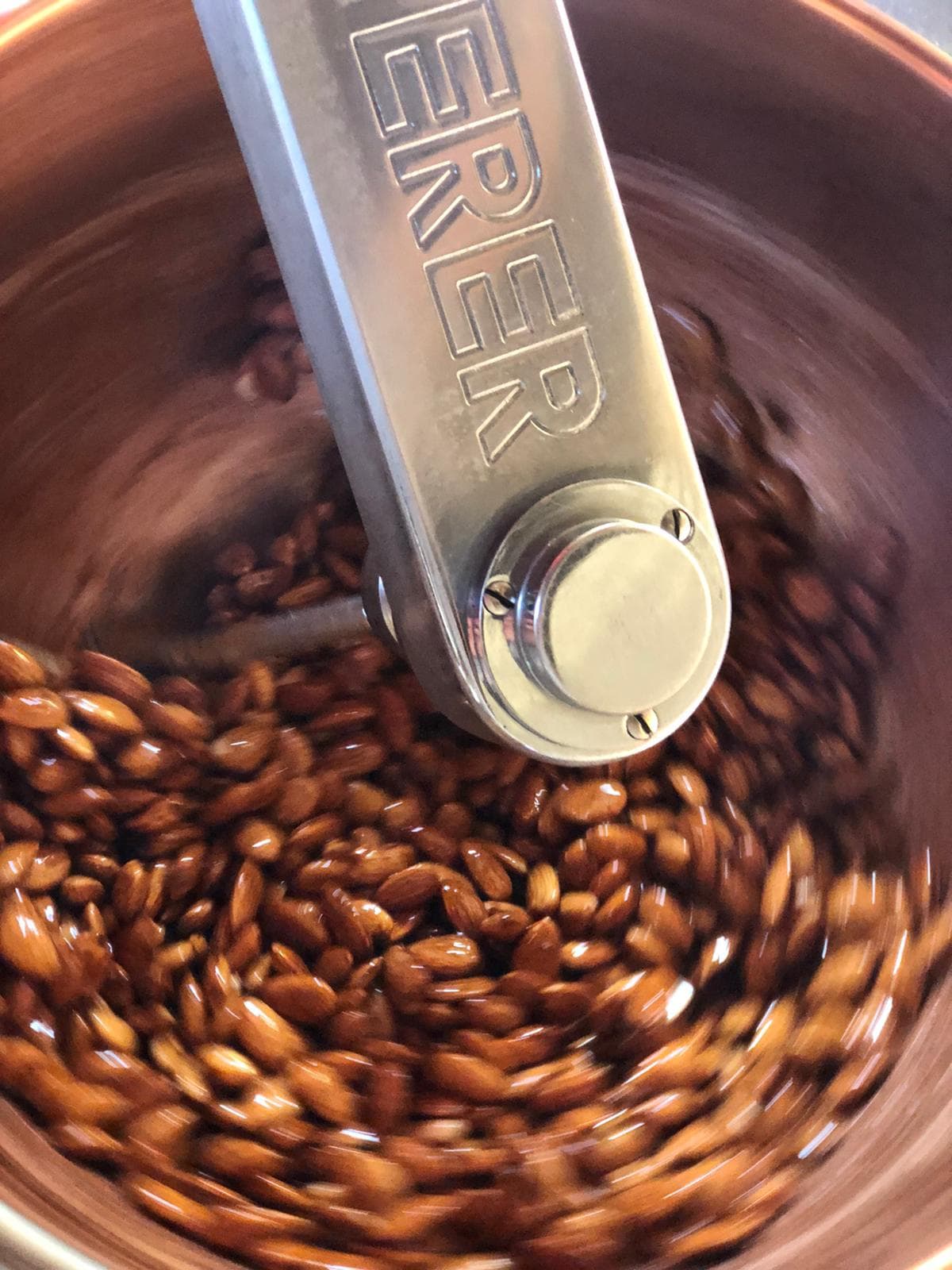 Frisches Brennen der Mandeln in der Kupferpfanne