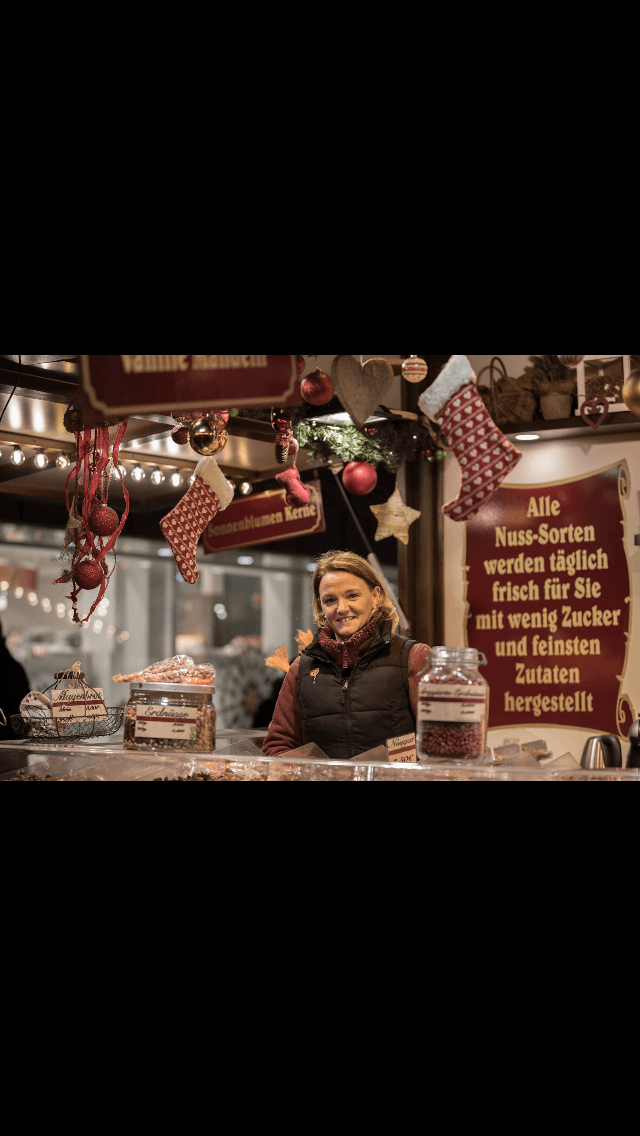 Am Stand auf dem Weihnachtsmarkt